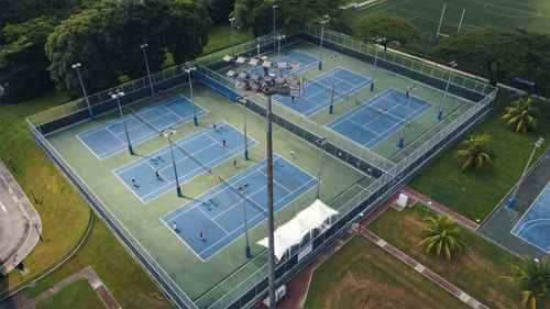 SportMore'un iç mekân spor salonu ve açık antrenman alanı