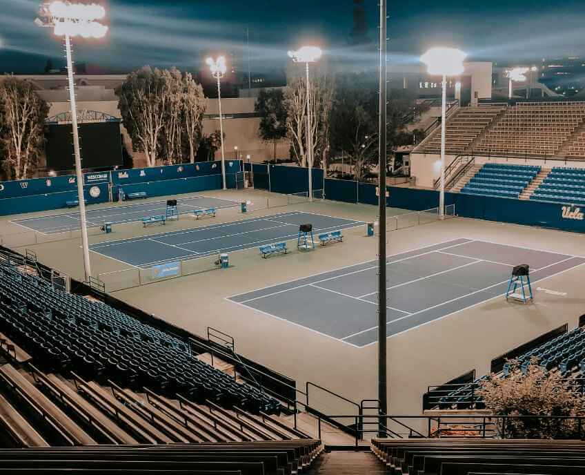 Sporcular için grup egzersiz alanı ve fitness ekipmanları