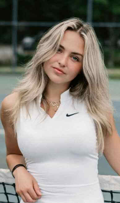 SportsMore tenis üyesi kadın sporcu portresi