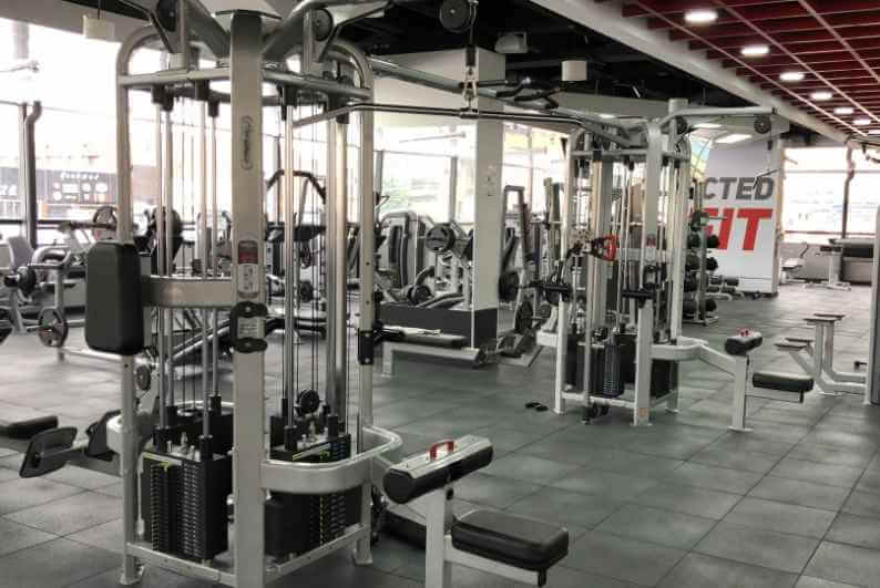 Modern ekipmanlarla donatılmış SportMore fitness salonu