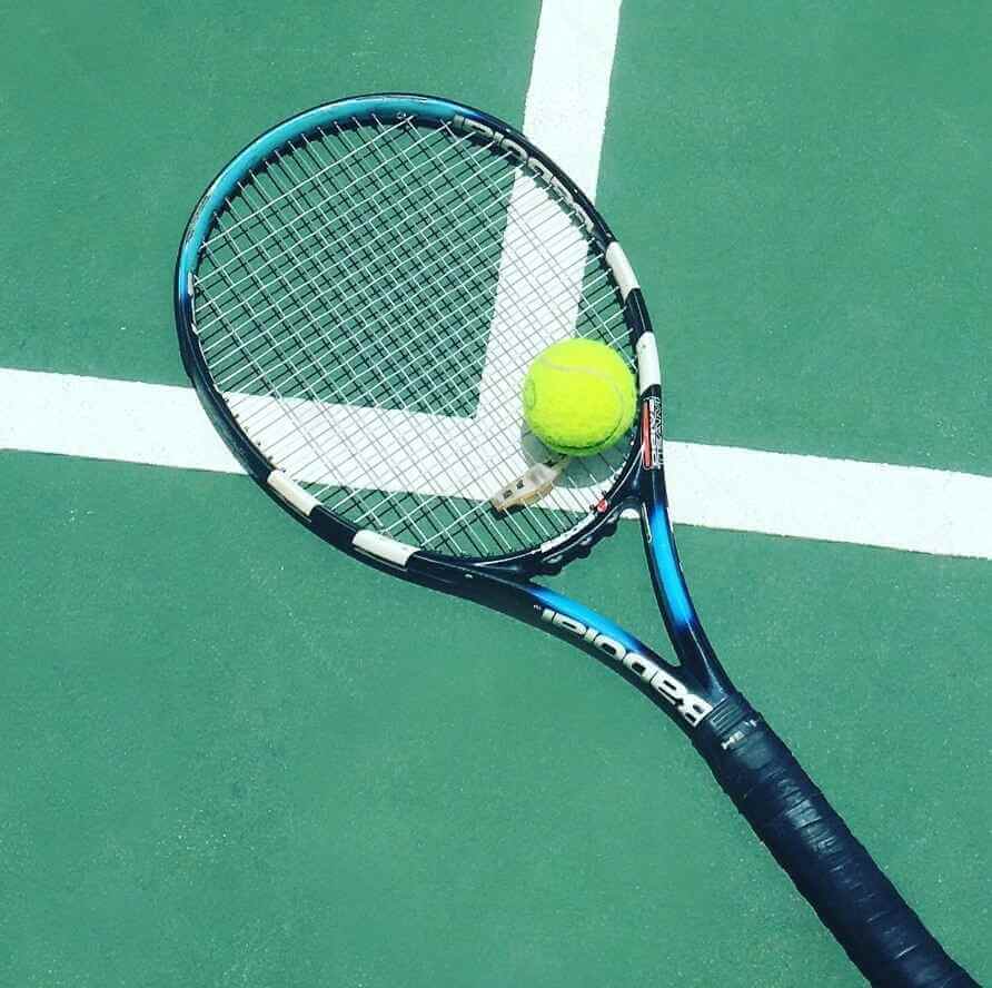 SportMore tenis kortunda forehand vuruş yapan sporcu
